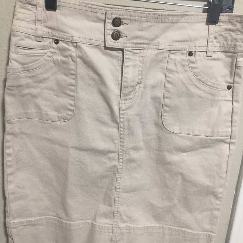 Short tan skirt: Code Bleu
